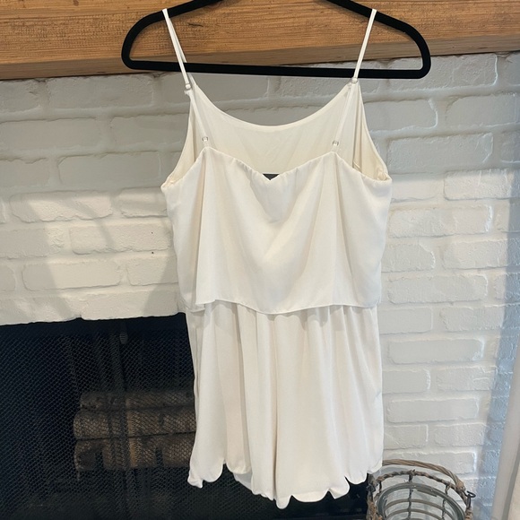 Lily rain white scallopped romper size small - Picture 2 of 3